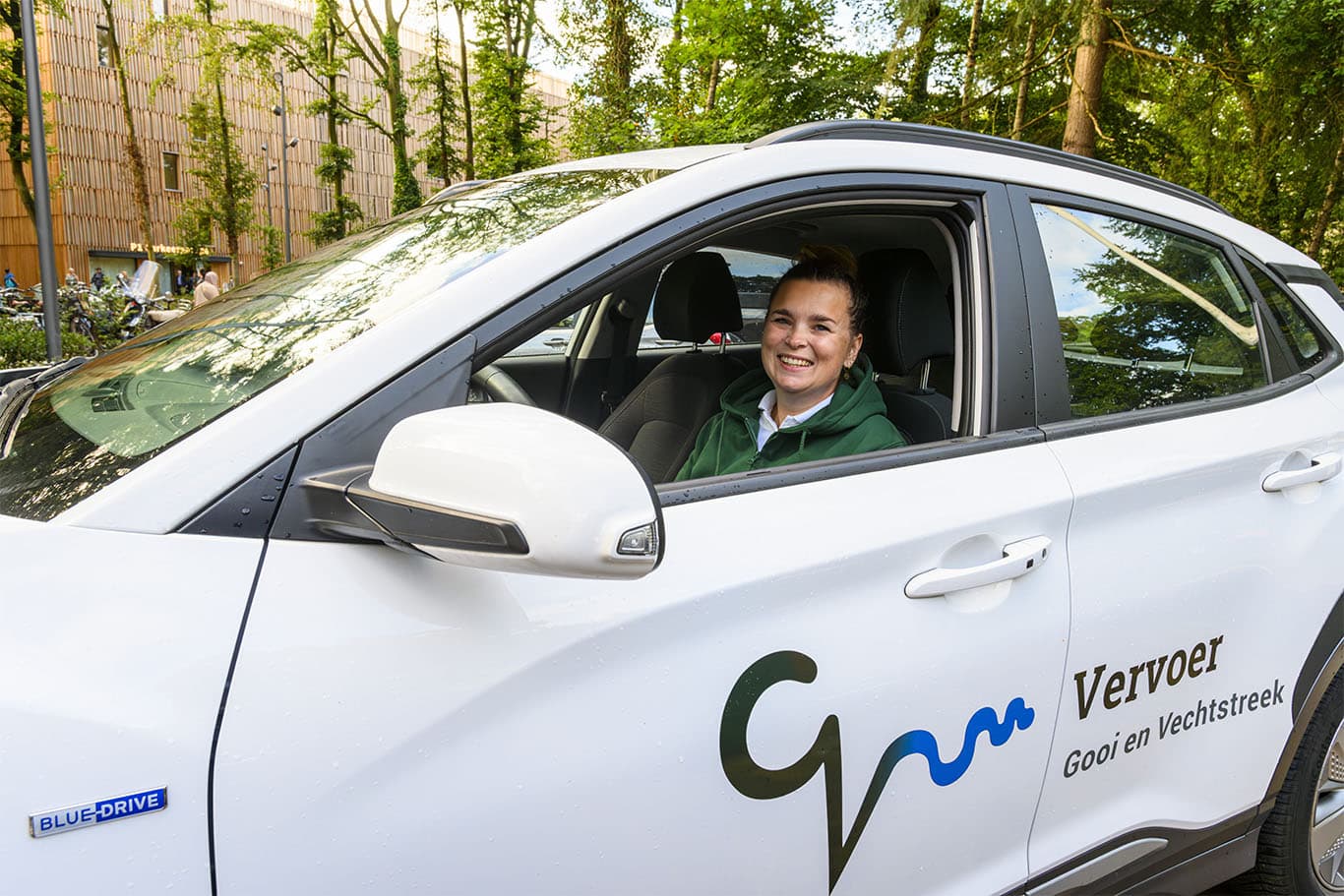 chauffeur zittend in de auto bij Tergooi Hilversum
