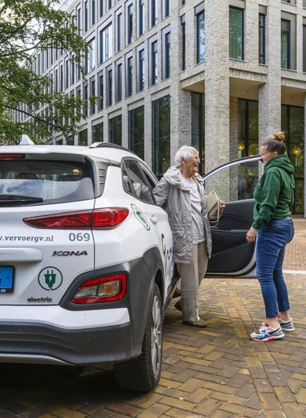 chauffeur met klant bij tergooi hilversum