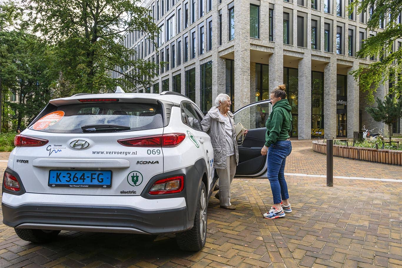 chauffeur met klant bij tergooi hilversum