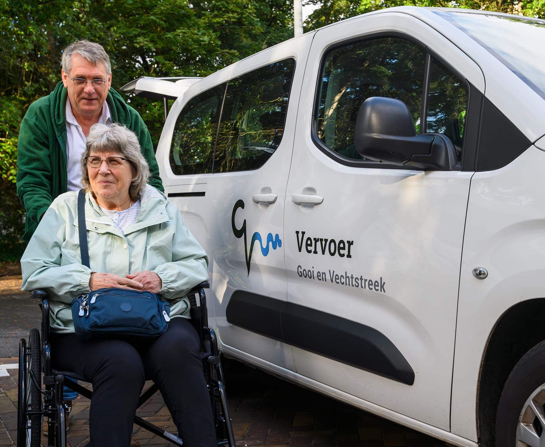 wmo klant in rolstoel begeleid door chauffeur
