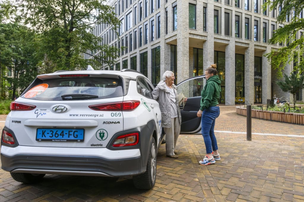 Chauffeur en wmo-reiziger bij ziekenhuis