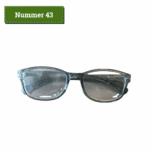 Nummer 43: Leesbril met transparant montuur met een grijze tint