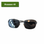 Nummer 49: zilverkleurige zonnenbril met vierkante glazen met afgeronde hoeken. De glazen zijn zwart van kleur het montuur is voor een man.