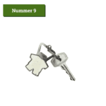1 sleutel met een sleutelhanger in de vorm van een poppetje